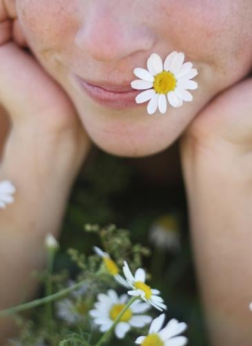 a andre wiesengaudi Wiese Frau Blume Instant-Messaging Mund Lippen lachen Lächeln Frühling Blumenwiese liegen Erholung Verliebtheit Blüte Kamille Sommer Geruch