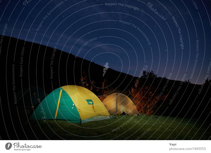 Beleuchtetes gelbes Campingzelt unter Sternen Freizeit & Hobby Ferien & Urlaub & Reisen Tourismus Ausflug Abenteuer Sommer Berge u. Gebirge wandern Klettern