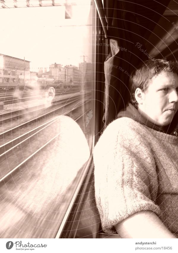 Rückwärst im Zug Eisenbahn Reflexion & Spiegelung Fenster Mann sbb Fensterscheibe wagon Mensch