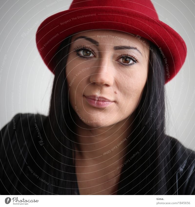 . feminin 1 Mensch Jacke Lederjacke Hut schwarzhaarig langhaarig beobachten Denken Blick warten schön Wärme Zufriedenheit selbstbewußt Willensstärke Vertrauen