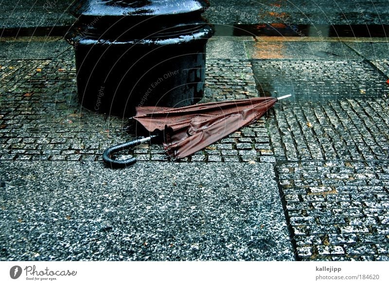 berlin – london 19,– Farbfoto Gedeckte Farben Außenaufnahme Tag Dämmerung Lifestyle Arbeit & Erwerbstätigkeit Wirtschaft schlechtes Wetter Regen Stadt