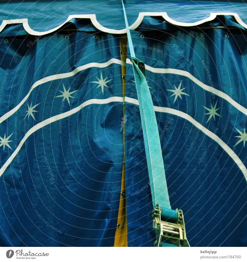 stars in der manege Farbfoto Außenaufnahme Tag Zirkus Veranstaltung Gurt Zelt Zirkuszelt blau Kindheit Zelteingang Detailaufnahme Bildausschnitt Anschnitt