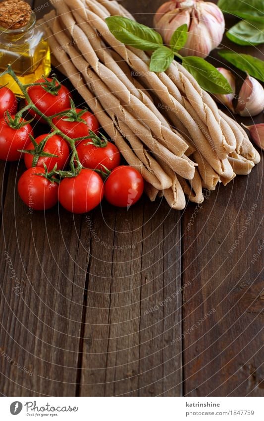Vollkornnudeln, Gemüse, Basilikum und Olivenöl Teigwaren Backwaren Kräuter & Gewürze Öl Vegetarische Ernährung Diät Italienische Küche Flasche Löffel Tisch