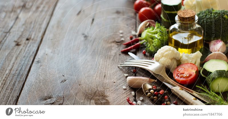 Frisches Gemüse, Olivenöl und Gewürze Kräuter & Gewürze Öl Essen Vegetarische Ernährung Diät Tisch Herbst Blatt dunkel frisch natürlich gelb grün Ackerbau