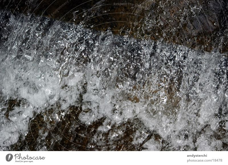 Sprudel Bach Quelle Blubbern nass feucht fließen Schaum Wasser Fluss Mineralwasser blasen
