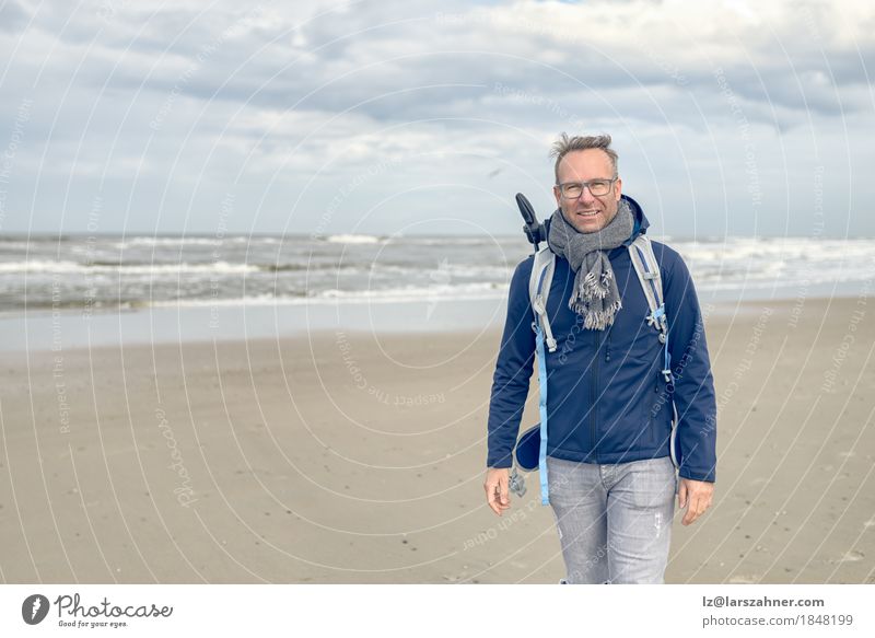 Mann von mittlerem Alter mit Gläsern gehend auf den Strand Gesicht Ferien & Urlaub & Reisen Meer Wellen Winter wandern Erwachsene 1 Mensch 30-45 Jahre Sand