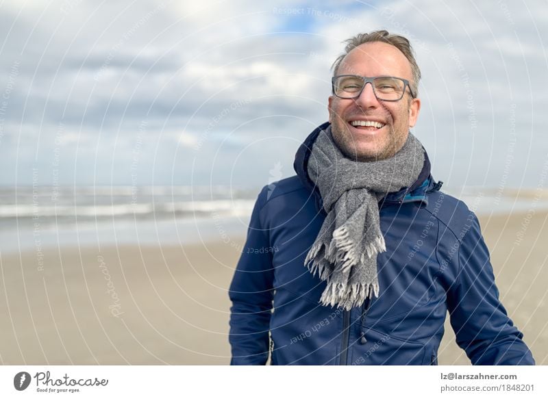 Glücklicher lachender Mann von mittlerem Alter mit Gläsern Lifestyle Gesicht Erholung Ferien & Urlaub & Reisen Tourismus Strand Meer Erwachsene 1 Mensch