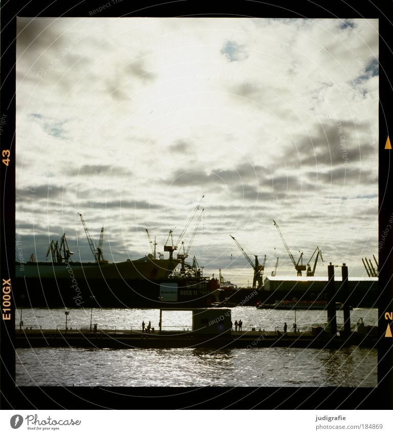 Hamburg Farbfoto Außenaufnahme Gegenlicht Mensch Himmel Wolken Stadt Hafen Schifffahrt Binnenschifffahrt Containerschiff dunkel Stimmung Tourismus Wirtschaft