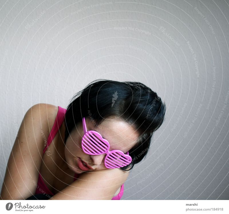 shy guy Farbfoto Innenaufnahme Lifestyle Stil Mensch feminin Junge Frau Jugendliche Erwachsene Haut 1 Accessoire Brille Sonnenbrille Haare & Frisuren