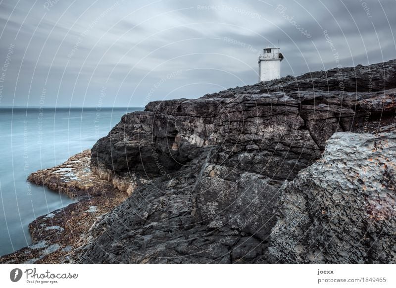 Pan-pan Landschaft Himmel Wolken Horizont Felsen Küste Republik Irland Turm Leuchtturm trist blau braun grau weiß ruhig Sicherheit Farbfoto Gedeckte Farben
