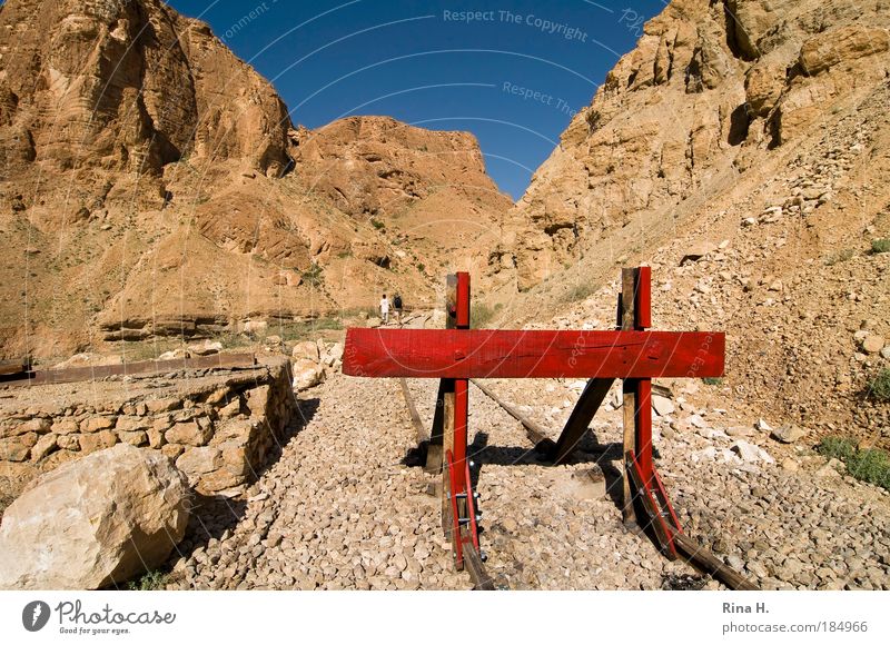 STOP Mensch 2 Natur Landschaft Erde Sand Hügel Felsen Berge u. Gebirge Schlucht Tunesien gehen bedrohlich blau rot Verantwortung Neugier gefährlich Rettung
