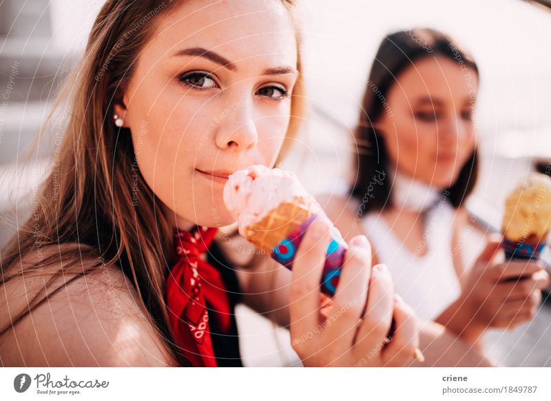 Mädchen, die Eiscreme auf der Promenade in den Sommerferien essen Dessert Speiseeis Essen Lifestyle Freude Ferien & Urlaub & Reisen Tourismus Sommerurlaub Sonne