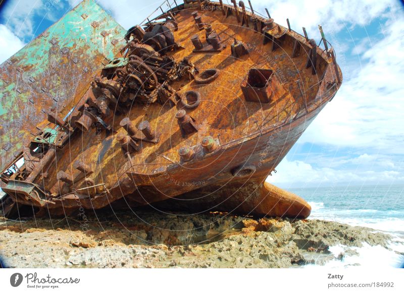 Ende der Fahrt Wasser Wolken Wetter Felsen Wellen Küste Meer Golf von Mexico Schifffahrt Schiffswrack Stein Metall alt gigantisch kaputt braun Todesangst