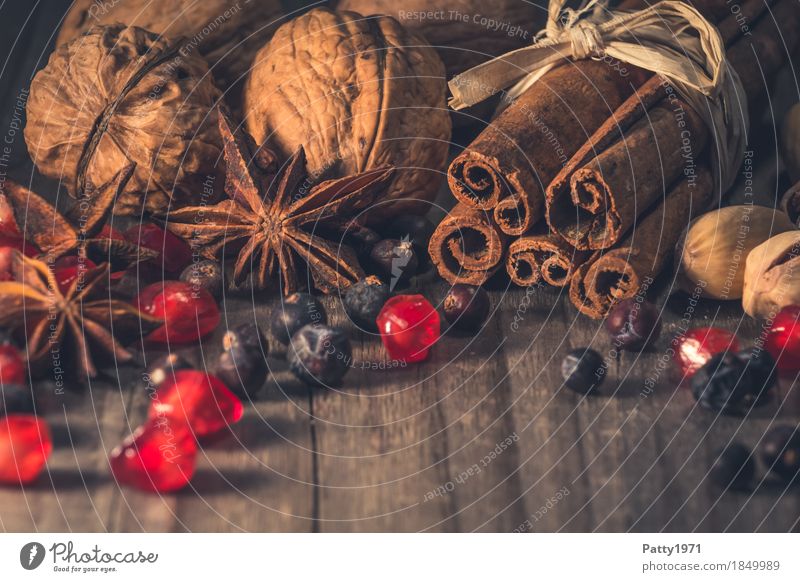 weihnachtliche Gewürze Lebensmittel Kräuter & Gewürze Walnuss Zimt Sternanis Granatapfel Beeren Pistazie Weihnachten & Advent Duft exotisch lecker braun rot