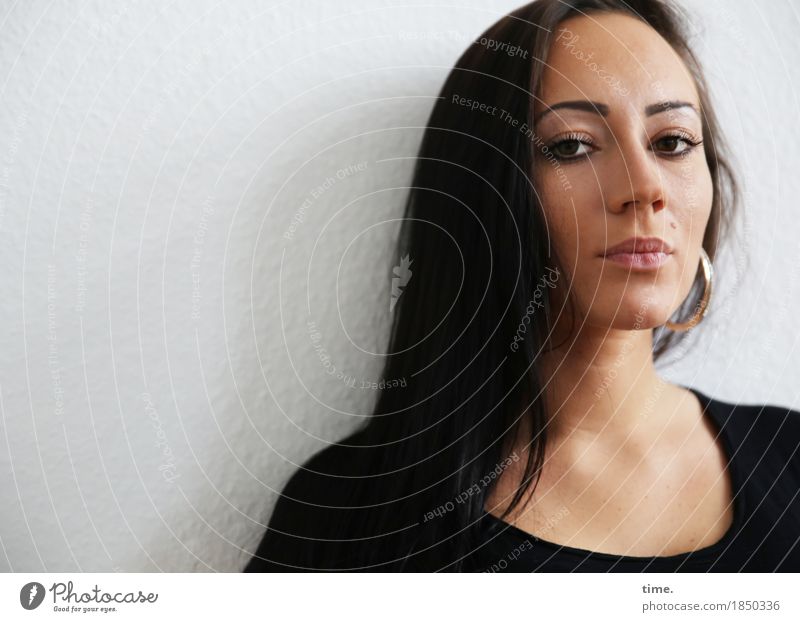 Nastya feminin 1 Mensch Mauer Wand Pullover Ohrringe schwarzhaarig langhaarig beobachten Denken Blick warten schön selbstbewußt Coolness Willensstärke Mut