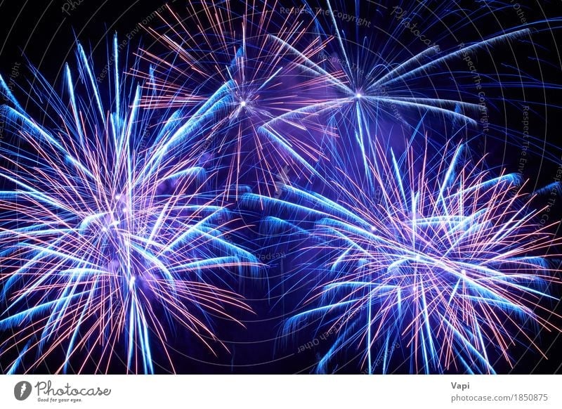 Blaue bunte Feuerwerke auf dem schwarzen Himmel Freude Freiheit Nachtleben Entertainment Party Veranstaltung Feste & Feiern Weihnachten & Advent