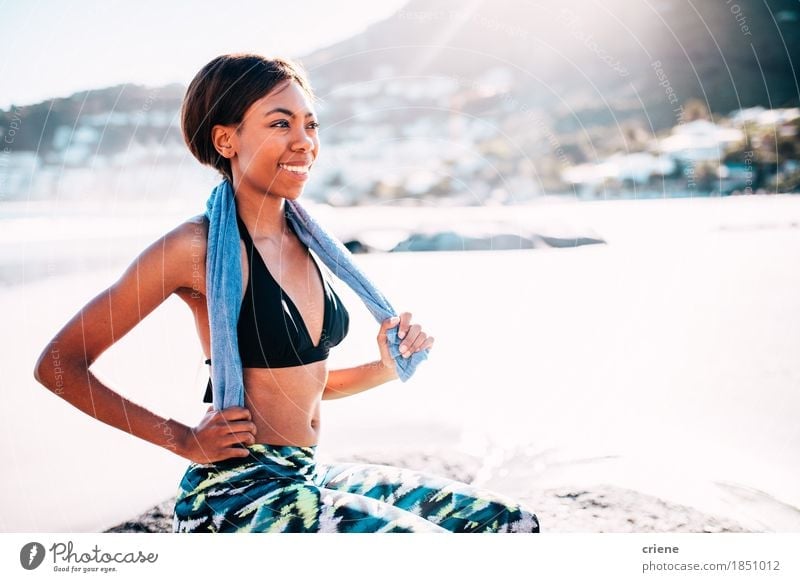 Afrikanische junge Frauen, die auf Strand nach Eignungstraining sitzen Lifestyle Freude Körper Wellness harmonisch Erholung Sommer Meer Sport Fitness