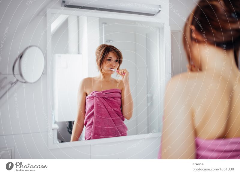 Junge kaukasische Frauen, die Zähne im Badezimmer putzen Lifestyle schön Körperpflege Haut Gesicht Gesundheit Gesundheitswesen Wohlgefühl Häusliches Leben