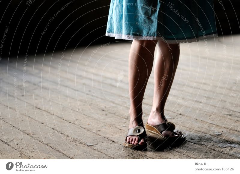Blauröckchen Renovieren Loft feminin Frau Erwachsene Beine Fuß Bodenbelag Holzfußboden Rock Schuhe Flipflops stehen warten authentisch natürlich dünn blau