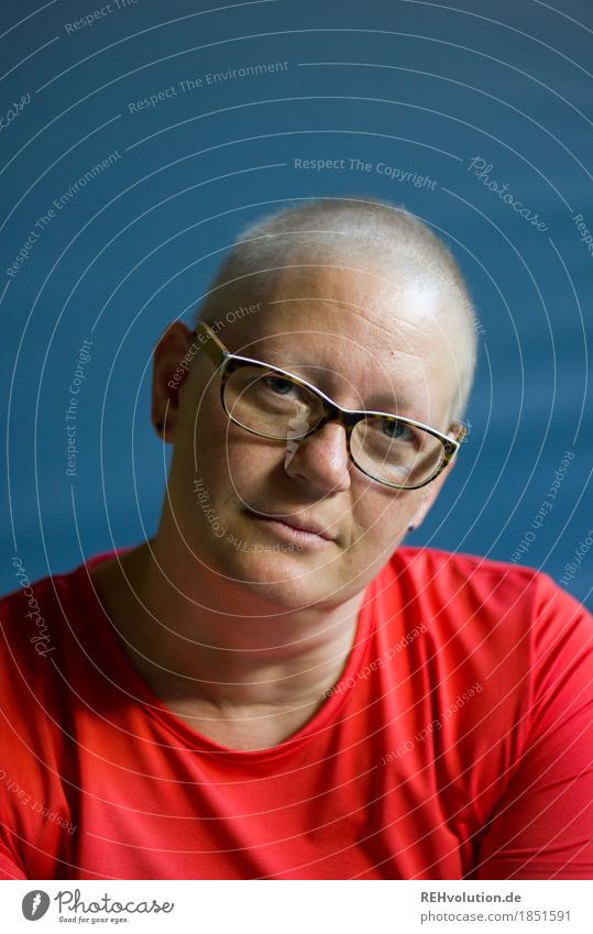 Susi Krankheit Mensch feminin Frau Erwachsene Kopf Gesicht 1 30-45 Jahre T-Shirt Brille Glatze authentisch außergewöhnlich Freundlichkeit einzigartig blau rot