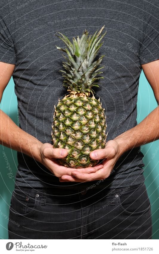 Ananas halten I Lebensmittel Frucht Ernährung Stil Design exotisch Gesundheit Wellness Industrie Handel Werbebranche Unternehmen maskulin Junger Mann