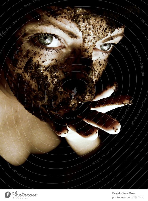 kaffee mal anders schön Gesicht Kosmetik feminin Haut Kopf Auge Hand Finger 1 Mensch 18-30 Jahre Jugendliche Erwachsene Kunst schwarzhaarig ästhetisch dunkel