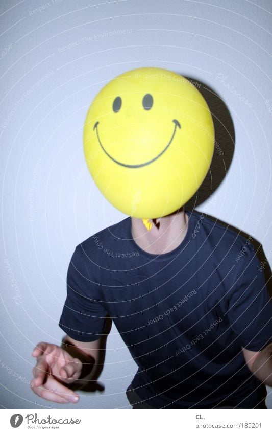 : ) Spielen Mensch maskulin Mann Erwachsene Kopf Gesicht 1 18-30 Jahre Jugendliche T-Shirt Luftballon Lächeln lachen außergewöhnlich Fröhlichkeit Glück