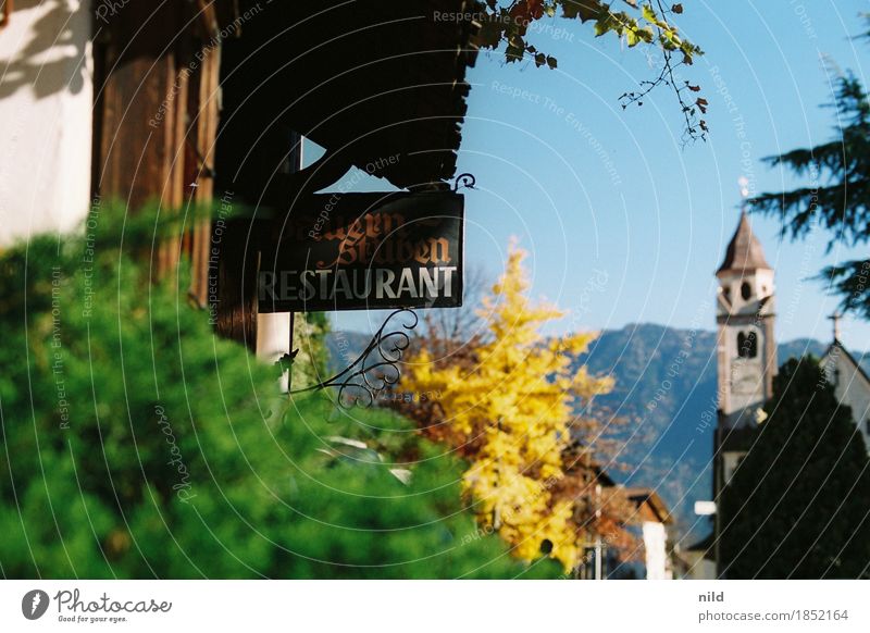 Südtirol Ferien & Urlaub & Reisen Tourismus Berge u. Gebirge Herbst Schönes Wetter Dorf Kleinstadt Menschenleer Haus Kirche Mauer Wand Schilder & Markierungen