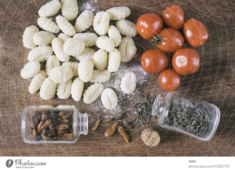 Gnocchi 3 Lebensmittel Chili Tomate Kräuter & Gewürze Ernährung Abendessen Bioprodukte Vegetarische Ernährung Italienische Küche Schneidebrett genießen