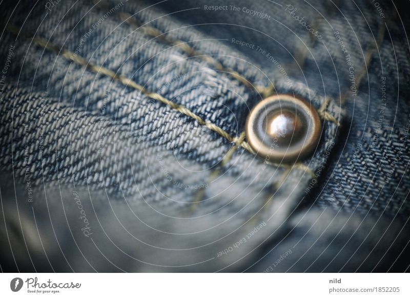 Jeans 2 Mode Bekleidung Jeanshose Stoff blau Niete Naht abgenutzt verschlissen Kinderarbeit Farbfoto Innenaufnahme Studioaufnahme Nahaufnahme Detailaufnahme