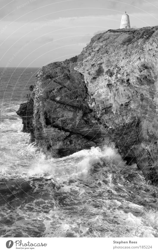Klippen und das Pepperpot Daymark in Portreath Meer Wellen Himmel Wolken Küste Stein alt schwarz weiß Atlantik Briten Monochrom Felsen Schichten Erosion rau