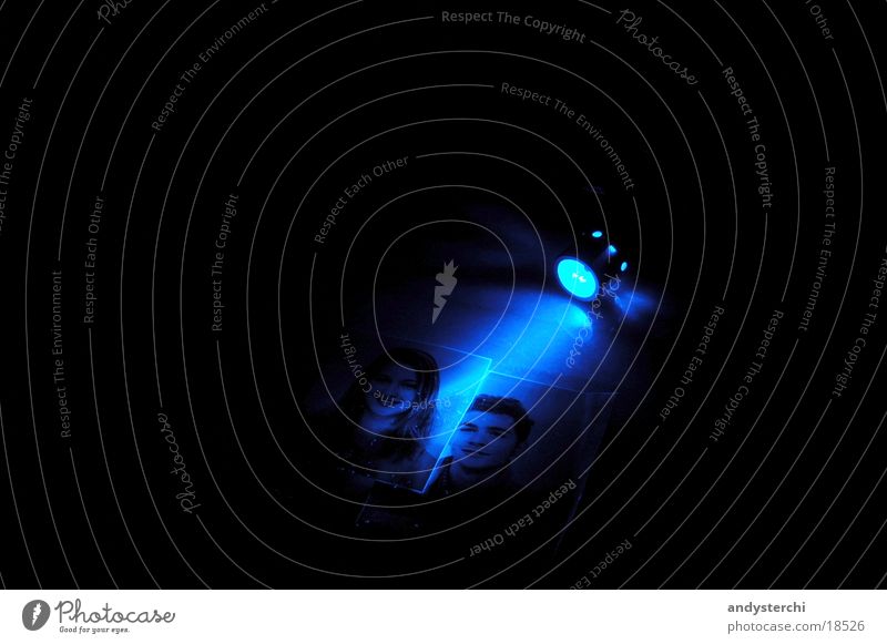 Bilder im Dunkeln Fotografie Passbild dunkel Licht Laser Taschenlampe Mensch