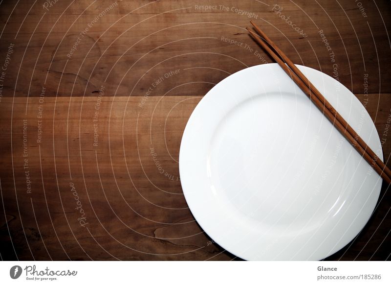 Entkommenes Sushi Asiatische Küche Geschirr Teller elegant Stil Design Holz Diät füttern warten rund Sauberkeit braun weiß Vorsicht Gelassenheit geduldig