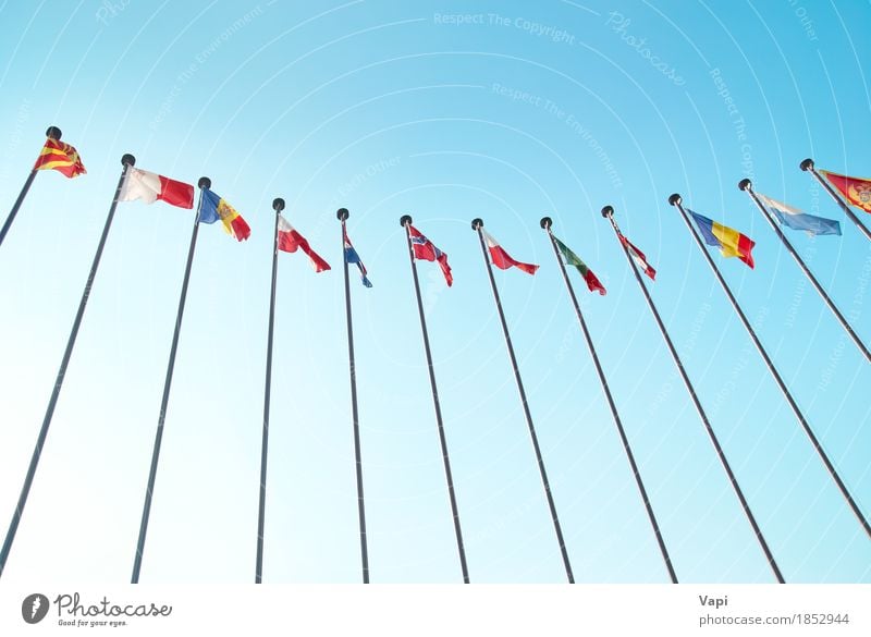 Reihe der europäischen Flaggen Menschengruppe Himmel Wolkenloser Himmel Sonnenlicht Wind Streifen Fahne fliegen Zusammensein groß blau mehrfarbig gelb grün rot