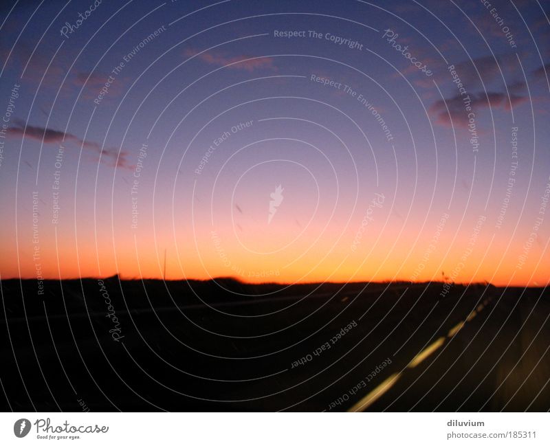 autopilot Ferne Freiheit Landschaft Himmel Nachthimmel Horizont Sonnenaufgang Sonnenuntergang Autofahren Straße Geschwindigkeit Farbfoto Außenaufnahme Abend