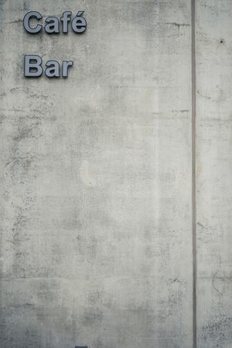 Beton Café / Bar Mauer Wand Schriftzeichen grau Stadt Beschriftung Schilder & Markierungen Farbfoto Außenaufnahme Menschenleer Tag