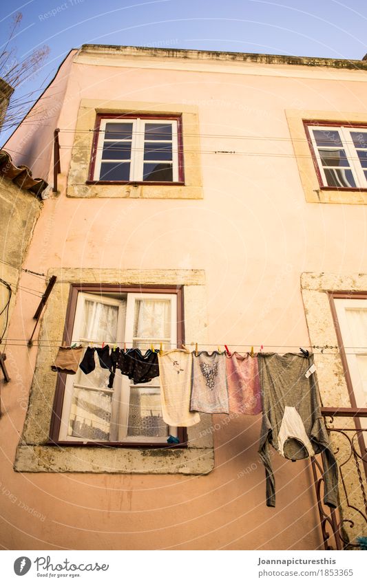 Trocknen Häusliches Leben Wohnung Kleinstadt Fassade Fenster Bekleidung hängen Reinigen authentisch einfach nass trocken Wäsche trocknen Wäscheleine Farbfoto