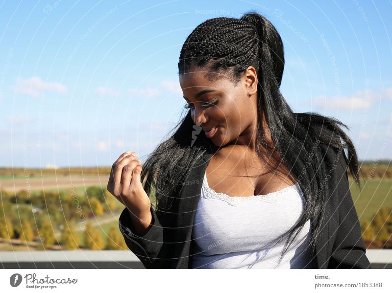 . feminin Frau Erwachsene 1 Mensch Landschaft Wiese T-Shirt Jacke schwarzhaarig langhaarig Zopf Rastalocken Afro-Look beobachten festhalten Lächeln Blick warten