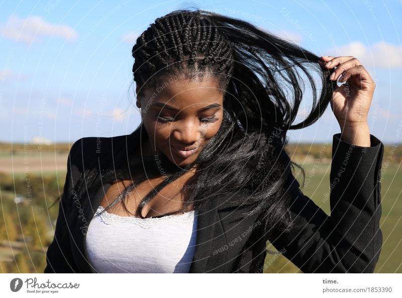 Sonia feminin 1 Mensch Landschaft T-Shirt Jacke Haare & Frisuren schwarzhaarig langhaarig Rastalocken Erholung festhalten genießen Lächeln Blick Freundlichkeit