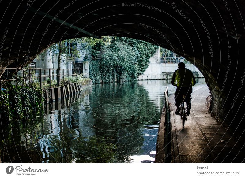 Am Kanal entlang sportlich Fitness Leben Freizeit & Hobby Ausflug Mensch maskulin 1 Fluss London Mauer Wand Unterführung Geländer Wege & Pfade Fahrrad fahren
