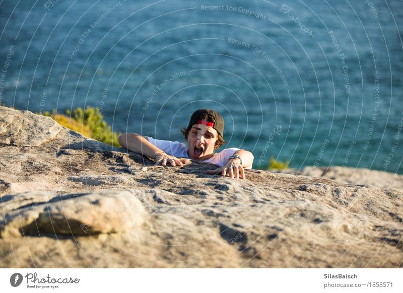 HILFE BENÖTIGT Junge Junger Mann Jugendliche Leben 13-18 Jahre 18-30 Jahre Erwachsene Natur Felsen Küste Begeisterung Sicherheit Schutz gefährlich Risiko
