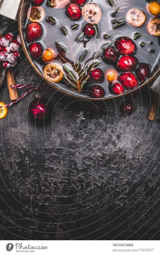 Glühwein in Kochtopf auf dunklem Vintage Hintergrund Lebensmittel Frucht Kräuter & Gewürze Getränk Heißgetränk Geschirr Topf Stil Design Freude Feste & Feiern