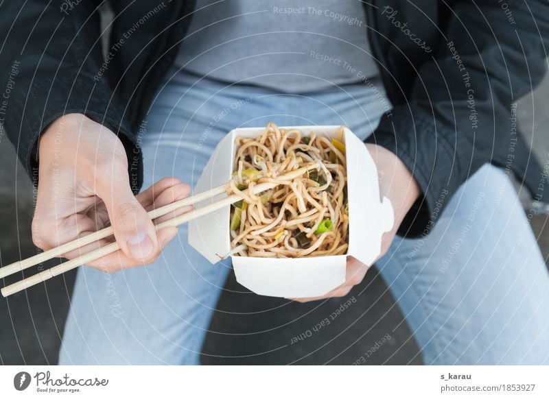 Zum Mitnehmen Lebensmittel Gemüse Teigwaren Backwaren Essen Mittagessen Vegetarische Ernährung Fastfood Asiatische Küche Lifestyle Mensch maskulin Mann