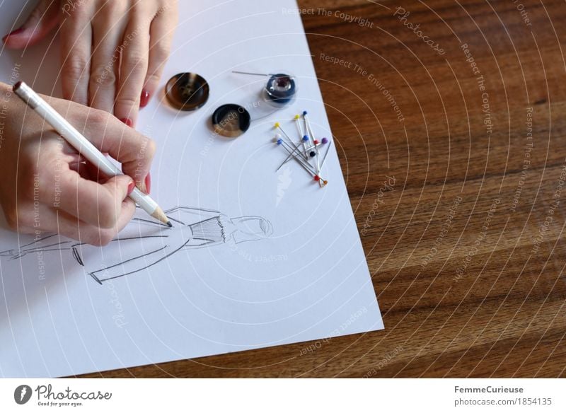Modedesign_1854135 Kreativität planen kreieren zeichnen Entwurf Design Designer Bleistift Zeichnung Papier Holztisch Hand Stecknadel Knöpfe machen Nähgarn