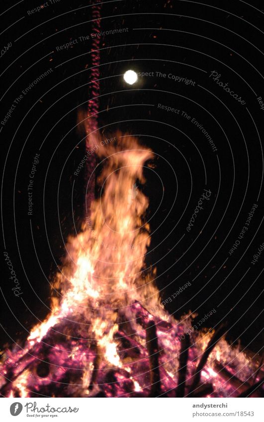 Flamme & Mond Physik heiß Holz brennen Planet Nacht Brand Wärme orange Trabbi