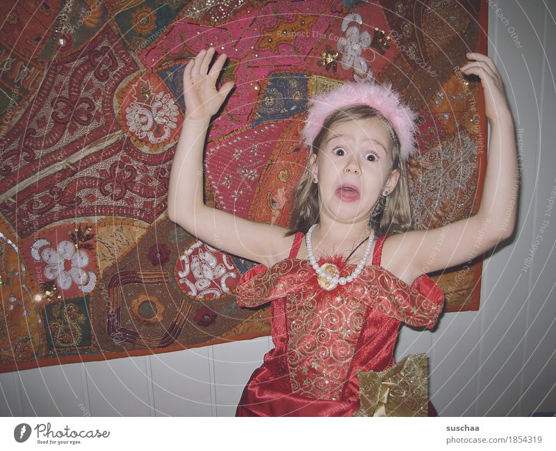 dramaqueen Kind Mädchen Kindheit Unsinn lustig ADS Ritalin 3-8 Jahre Fröhlichkeit rot Euphorie Leben Freude verrückt wild Karnevalskostüm Prinzessin Dramaqueen