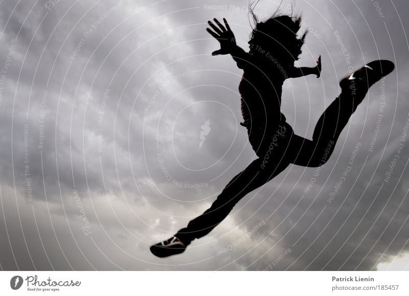 Jump feminin Frau Erwachsene Körper 1 Mensch springen Tanzen Stimmung Freude Glück Lebensfreude Begeisterung Erfolg Kraft Willensstärke Mut achtsam Wolken