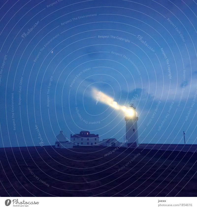 EndStation Himmel Nebel Haus Leuchtturm leuchten dunkel kalt maritim blau gelb schwarz Einsamkeit Sicherheit Vertrauen Farbfoto Außenaufnahme Abend Nacht