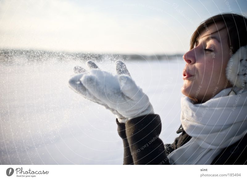 pustekuchen Winter Schnee Winterurlaub feminin Frau Erwachsene Mund Lippen 18-30 Jahre Jugendliche Natur Handschuhe atmen Erholung frieren frei Glück