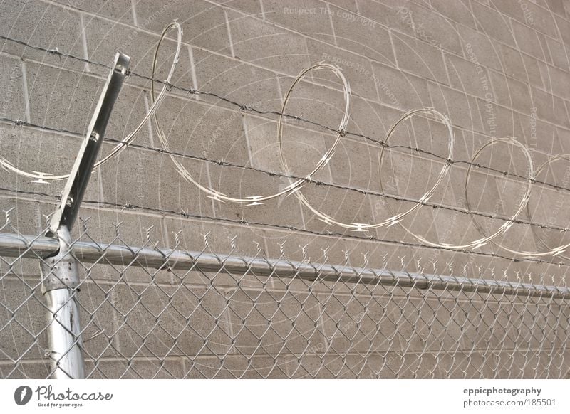 Rasiermesser Drahtzaun Stahl eckig stark grau Sicherheit Schutz gefährlich mit Stacheln versehen Barriere anketten Link Zaun Rolle Lebensgefahr festhalten